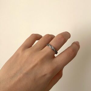 Pandora Sparkling Twisted Lines Ring